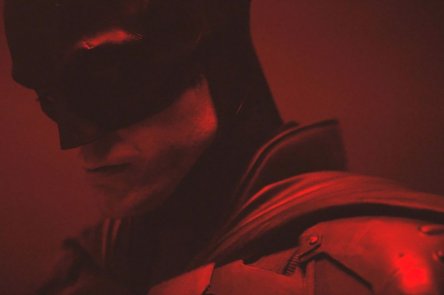 Роберт Паттинсон впервые предстал в костюме Бэтмена