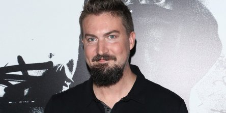 Адам Вингард планирует повторить успех "Годзиллы против Конга" с фильмом "Хардкор" для Universal Pictures